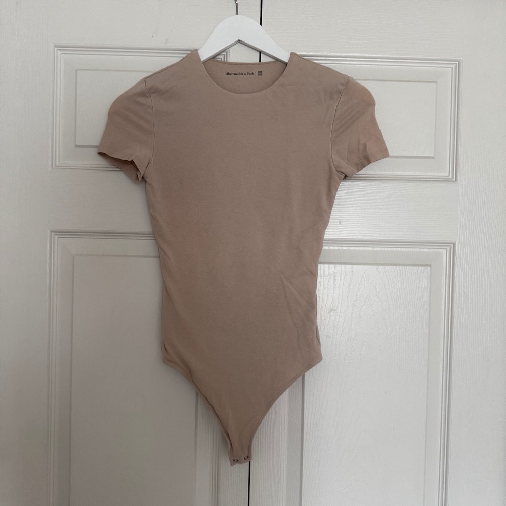 Abercrombie & Fitch Short Sleeve Crewneck Bodysuit Beige XST